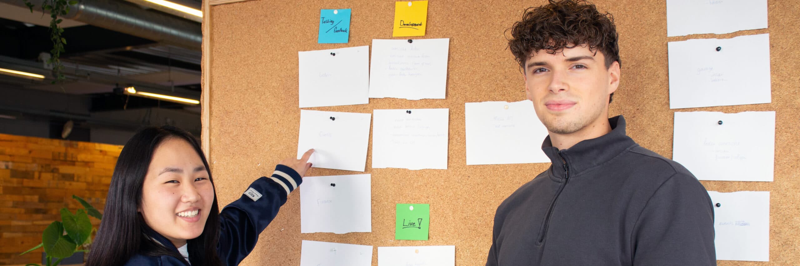 Jinta en Erwin kijken naar de camera, pagina SEO copywriting, content