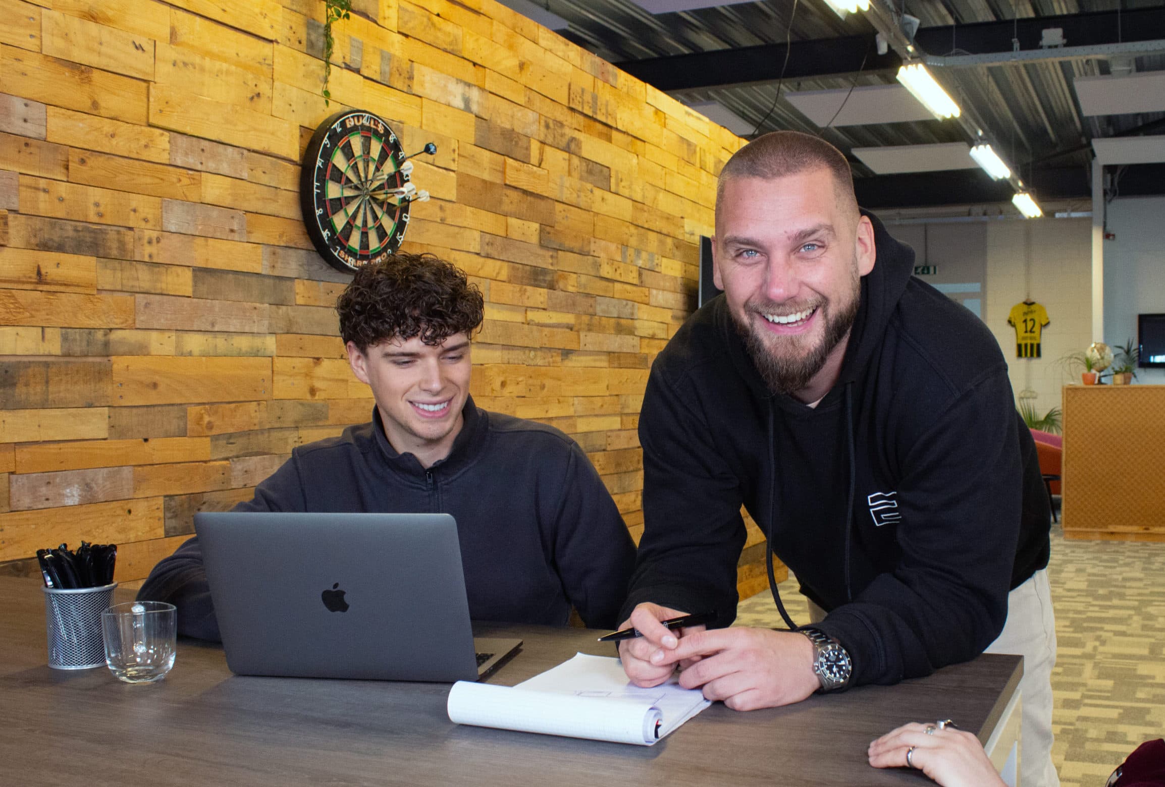 Google adverteren, webshop laten maken, Milan en Erwin zitten om de tafel