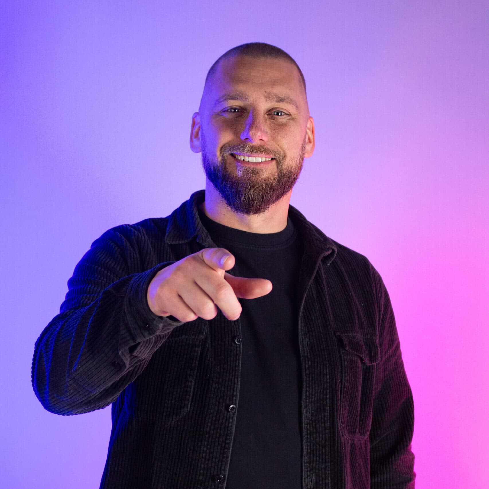 Milan wijst naar camera